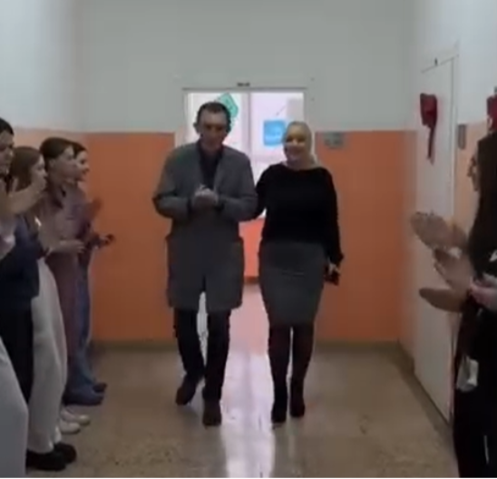 ČITAV REGION U SUZAMA Đaci ispratili profesora Milana u penziju, dirljiv snimak se širi mrežama (VIDEO)